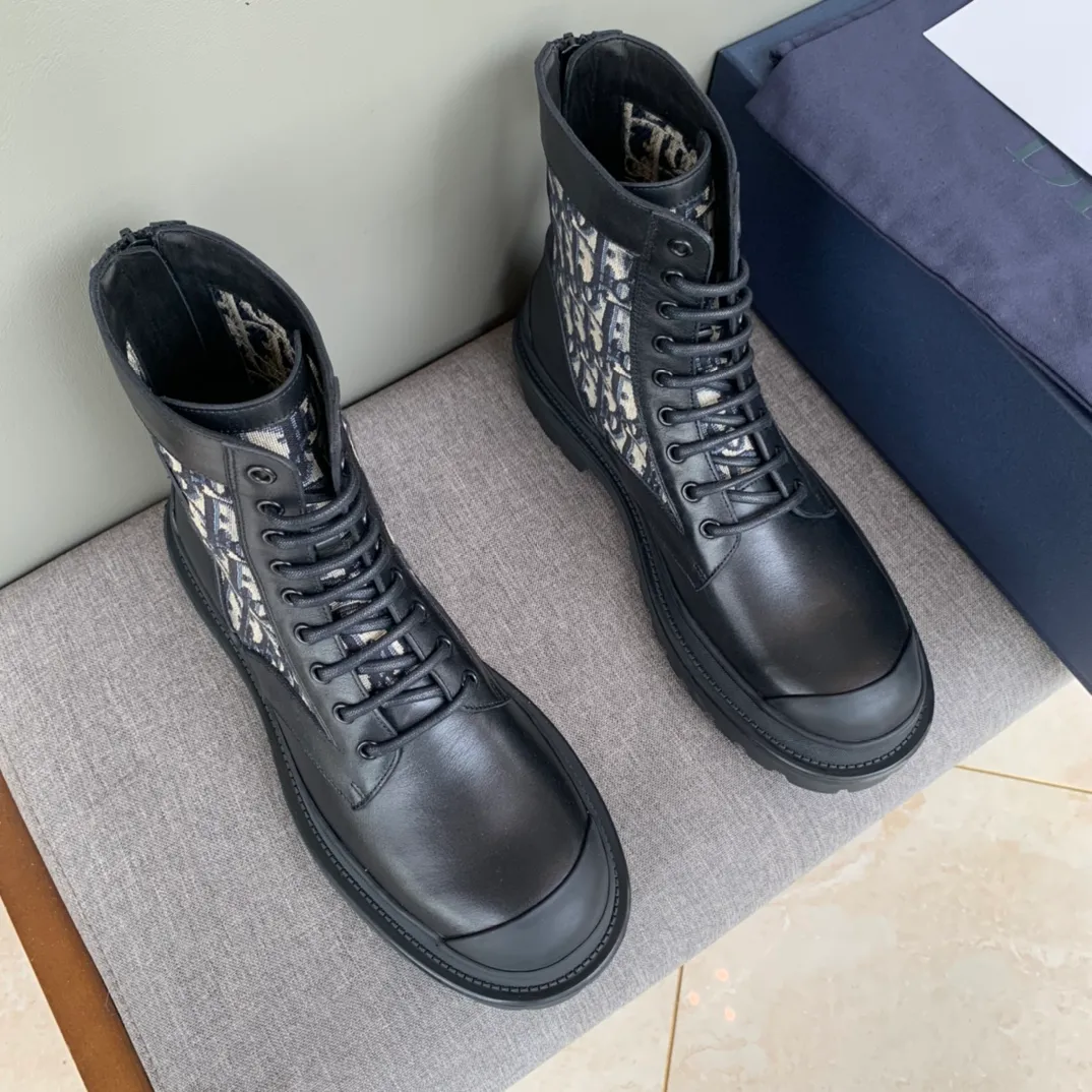 [DIOR] Top P: 920💰 Number of yards: 39~44 (38.45 custom-made, non-refundable) Dior Dior~ Winter series, original 1:1 development Casual men's leather shoes Made with heavy investment, shoes and boots are made of imported cowhide + imported Dior special fabric Not easily deformed black cowhide lining Dior large hardware inlay Original TPU vacuum outsole, black cowhide Black open edge beads Military green suede Black suede Khaki suede leather is crafted by a large factory, and the perfect product is only prepared for you who know your taste! Any comparisons are welcome.